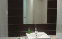 Baño azulejos símil cuero